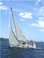 Yachtcharter - Sportliche Segelyacht am Meer auf Am-Wind-Kurs Yachtcharter - Sportliche Segelyacht am Meer auf Am-Wind-Kurs
